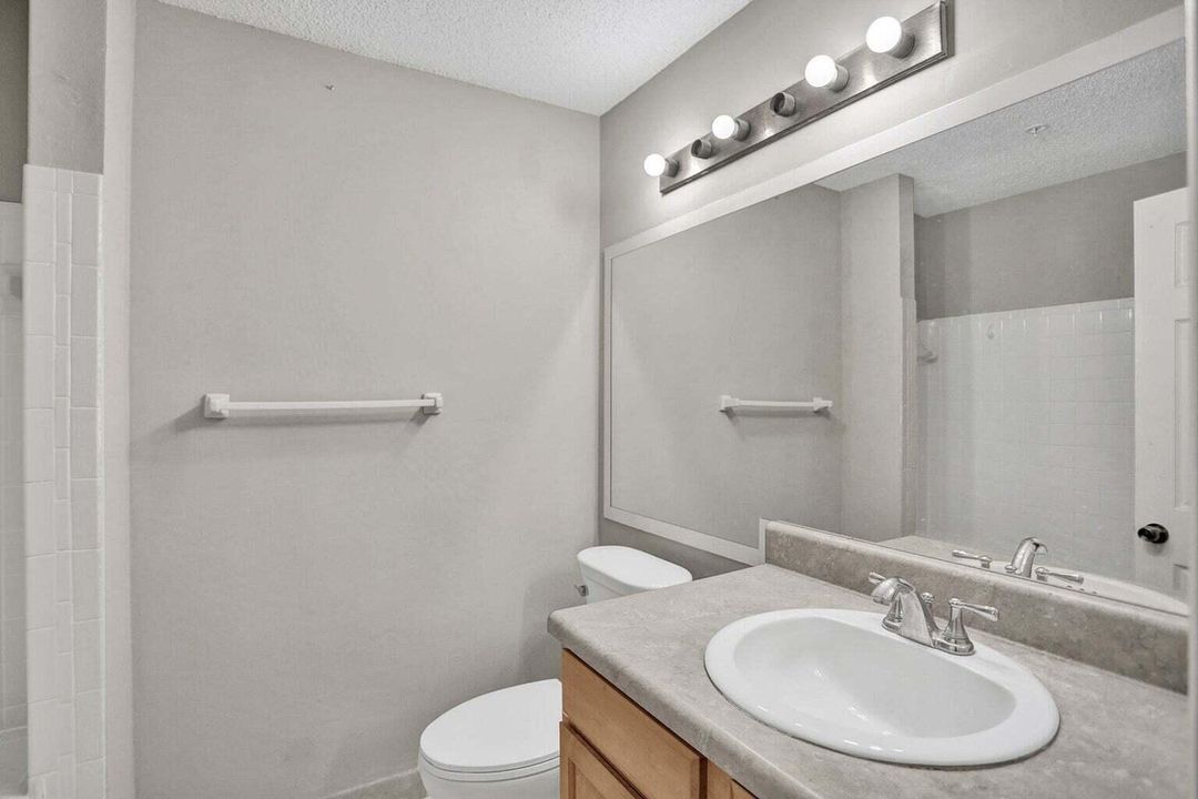 Active With Contract: $2,000 (2 beds, 2 baths, 1122 Square Feet)