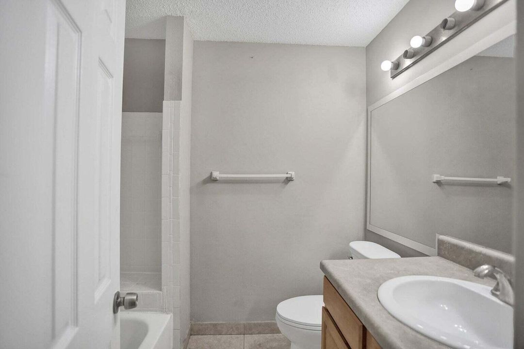 Active With Contract: $2,000 (2 beds, 2 baths, 1122 Square Feet)