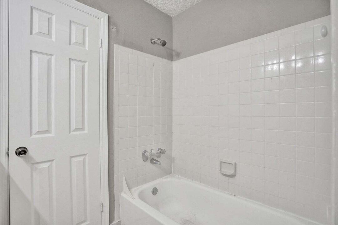 Active With Contract: $2,000 (2 beds, 2 baths, 1122 Square Feet)