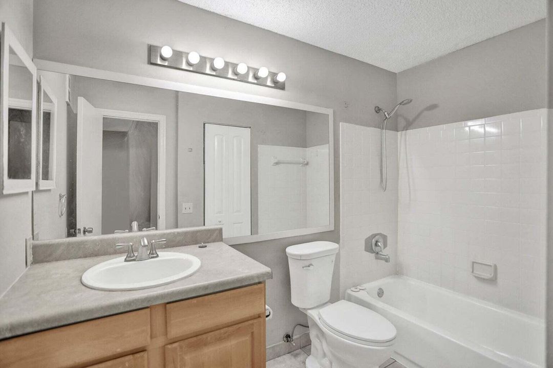 Active With Contract: $2,000 (2 beds, 2 baths, 1122 Square Feet)