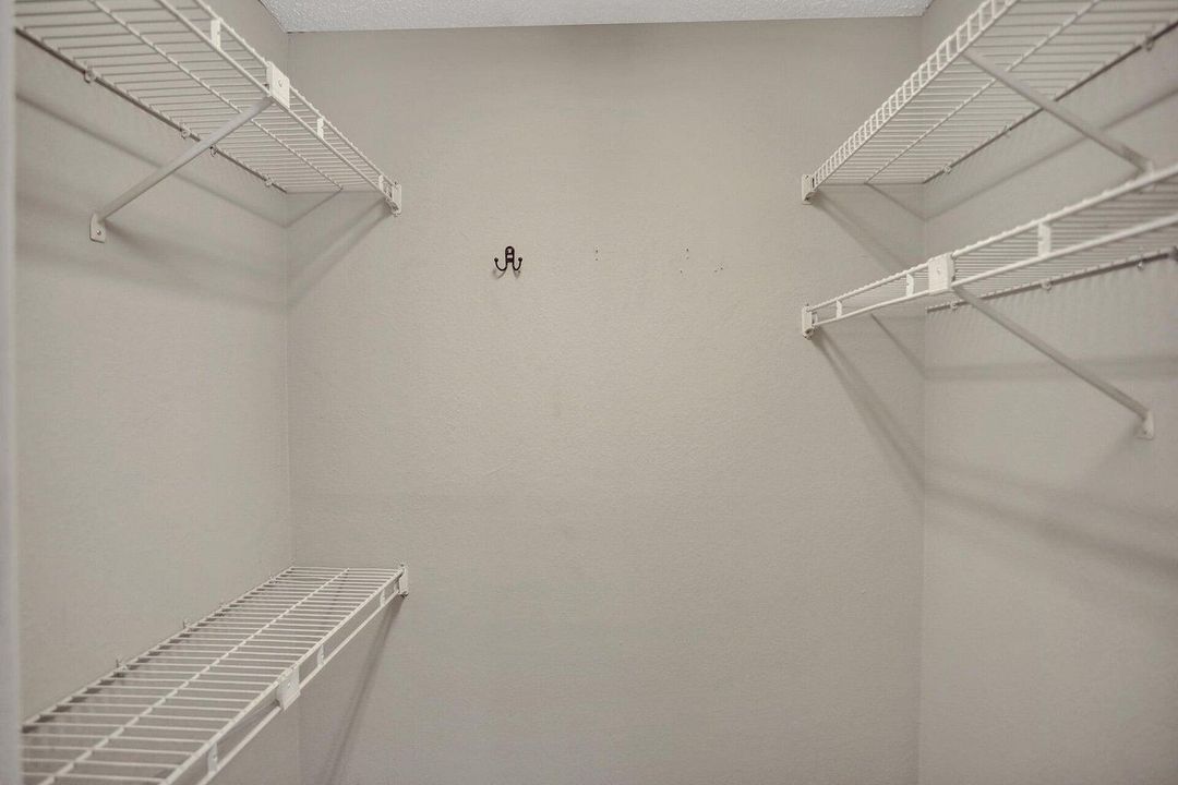 Active With Contract: $2,000 (2 beds, 2 baths, 1122 Square Feet)