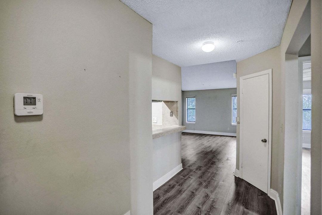 Active With Contract: $2,000 (2 beds, 2 baths, 1122 Square Feet)