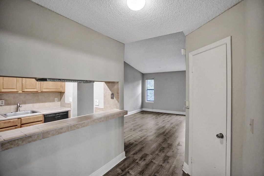 Active With Contract: $2,000 (2 beds, 2 baths, 1122 Square Feet)