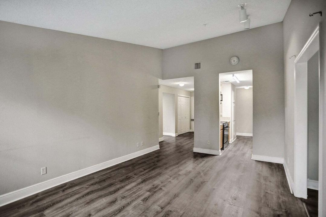 Active With Contract: $2,000 (2 beds, 2 baths, 1122 Square Feet)