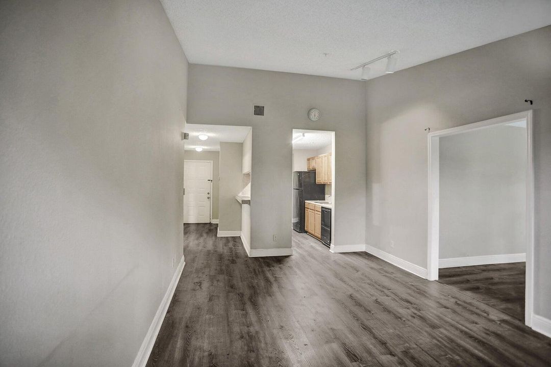 Active With Contract: $2,000 (2 beds, 2 baths, 1122 Square Feet)