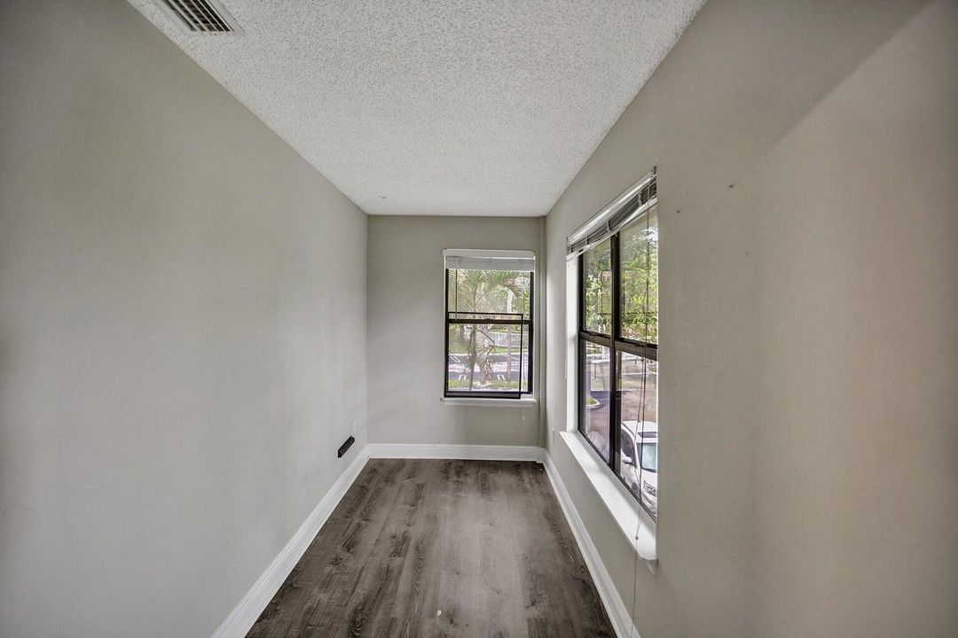 Active With Contract: $2,000 (2 beds, 2 baths, 1122 Square Feet)