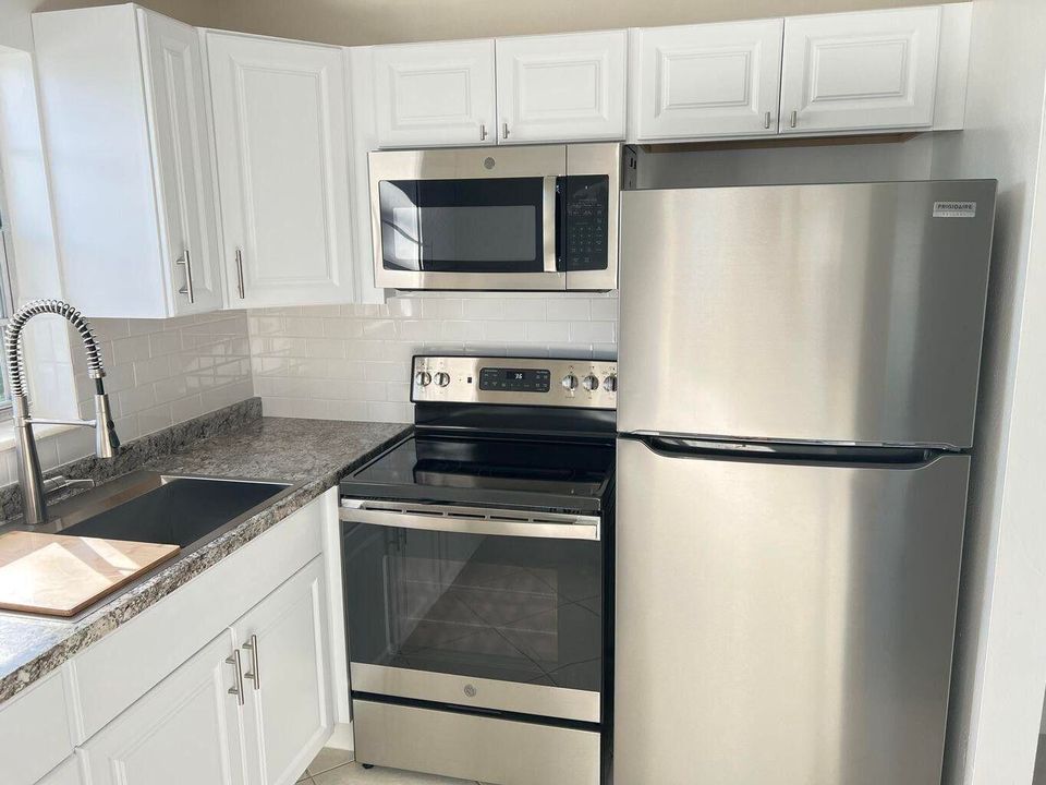 For Sale: $104,900 (1 beds, 1 baths, 646 Square Feet)