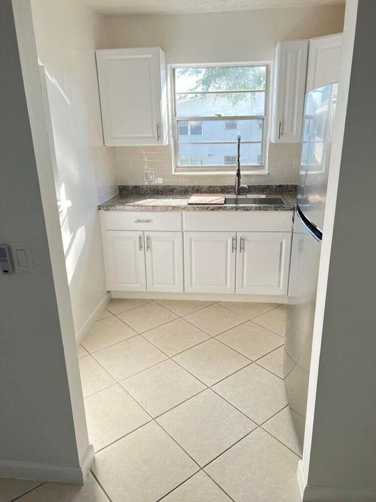 For Sale: $104,900 (1 beds, 1 baths, 646 Square Feet)