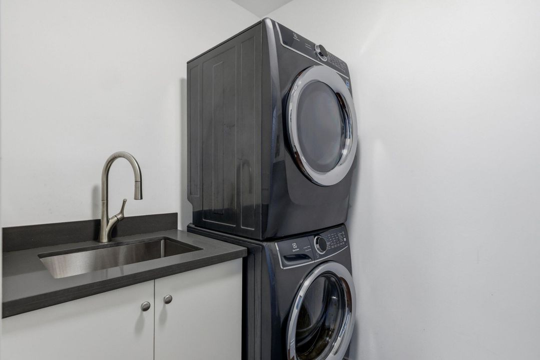 For Rent: $14,000 (4 beds, 4 baths, 2400 Square Feet)