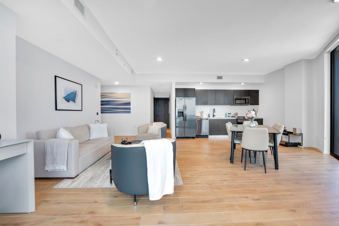 For Sale: $1,499,999 (2 beds, 2 baths, 983 Square Feet)