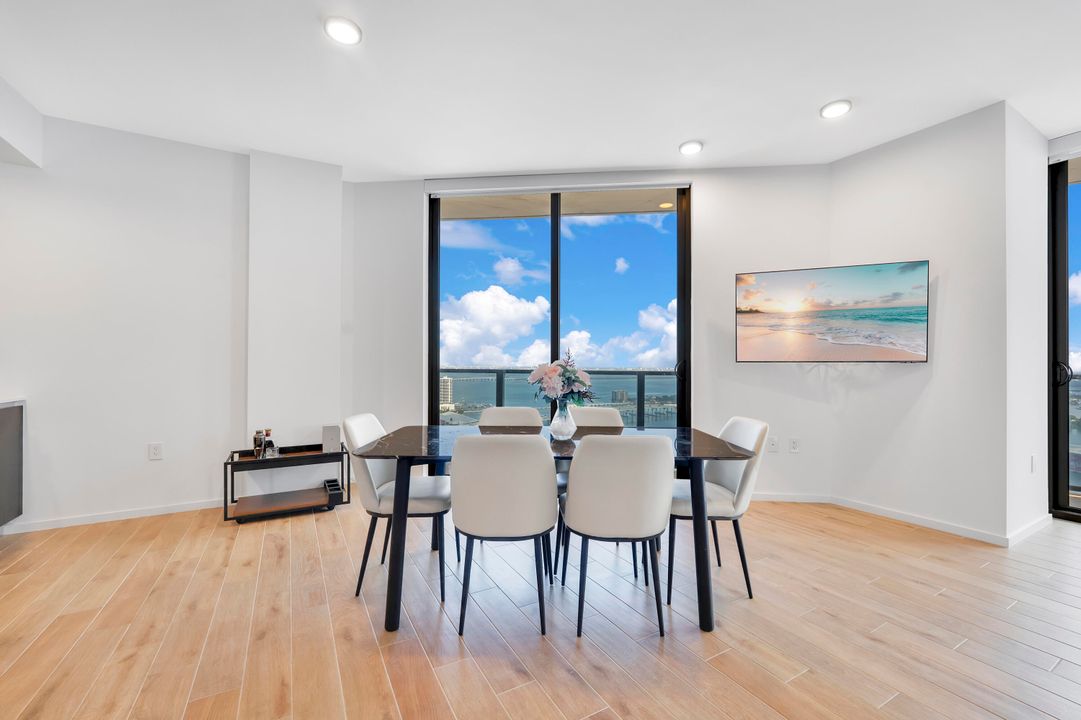 For Sale: $1,499,999 (2 beds, 2 baths, 983 Square Feet)