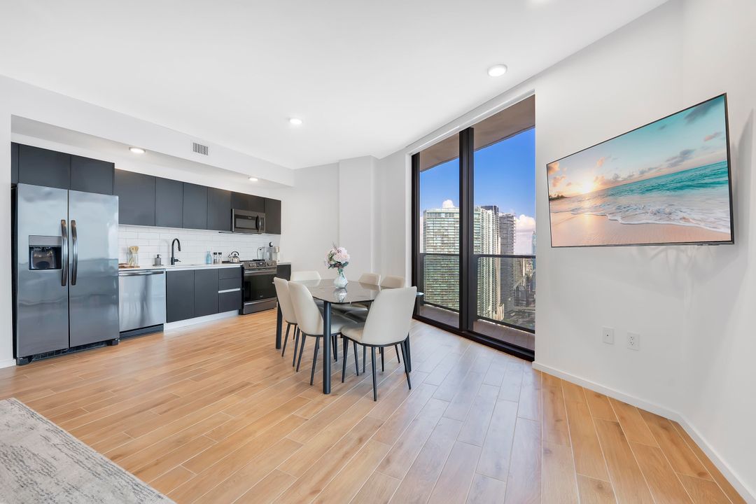 For Sale: $1,499,999 (2 beds, 2 baths, 983 Square Feet)