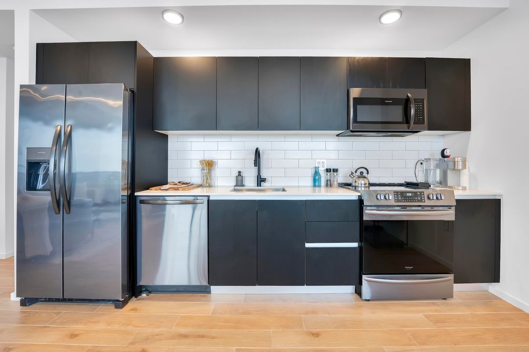 For Sale: $1,499,999 (2 beds, 2 baths, 983 Square Feet)