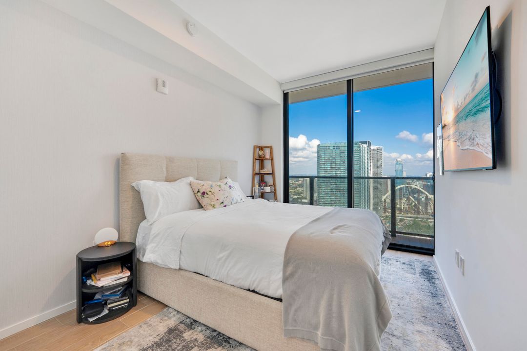 For Sale: $1,499,999 (2 beds, 2 baths, 983 Square Feet)