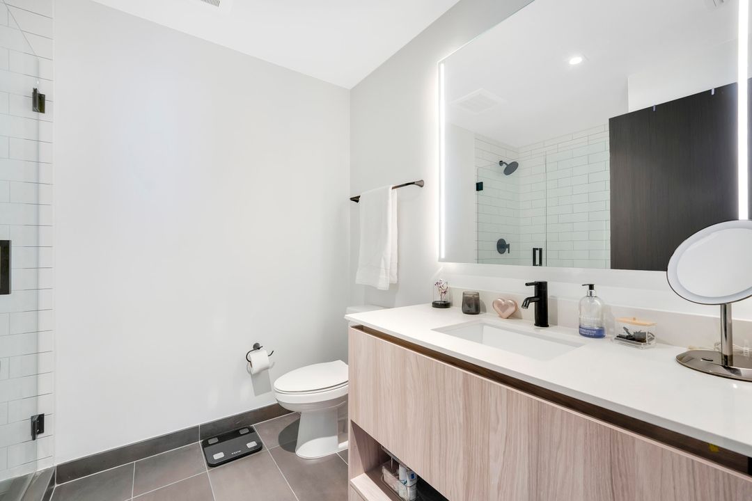 For Sale: $1,499,999 (2 beds, 2 baths, 983 Square Feet)