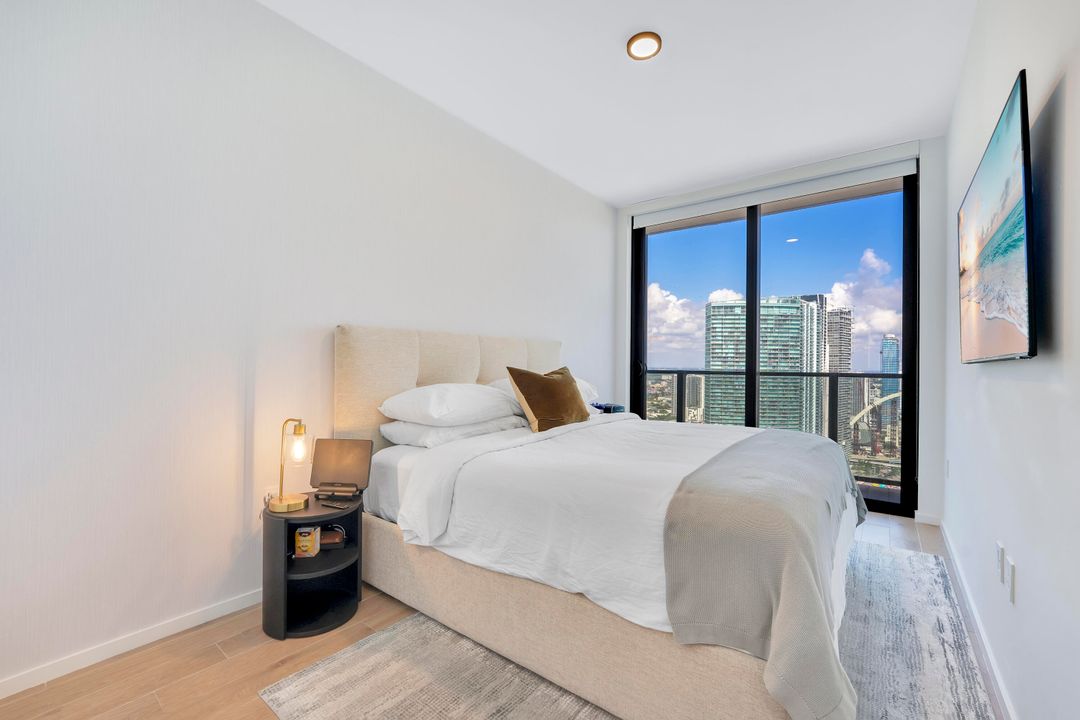 For Sale: $1,499,999 (2 beds, 2 baths, 983 Square Feet)