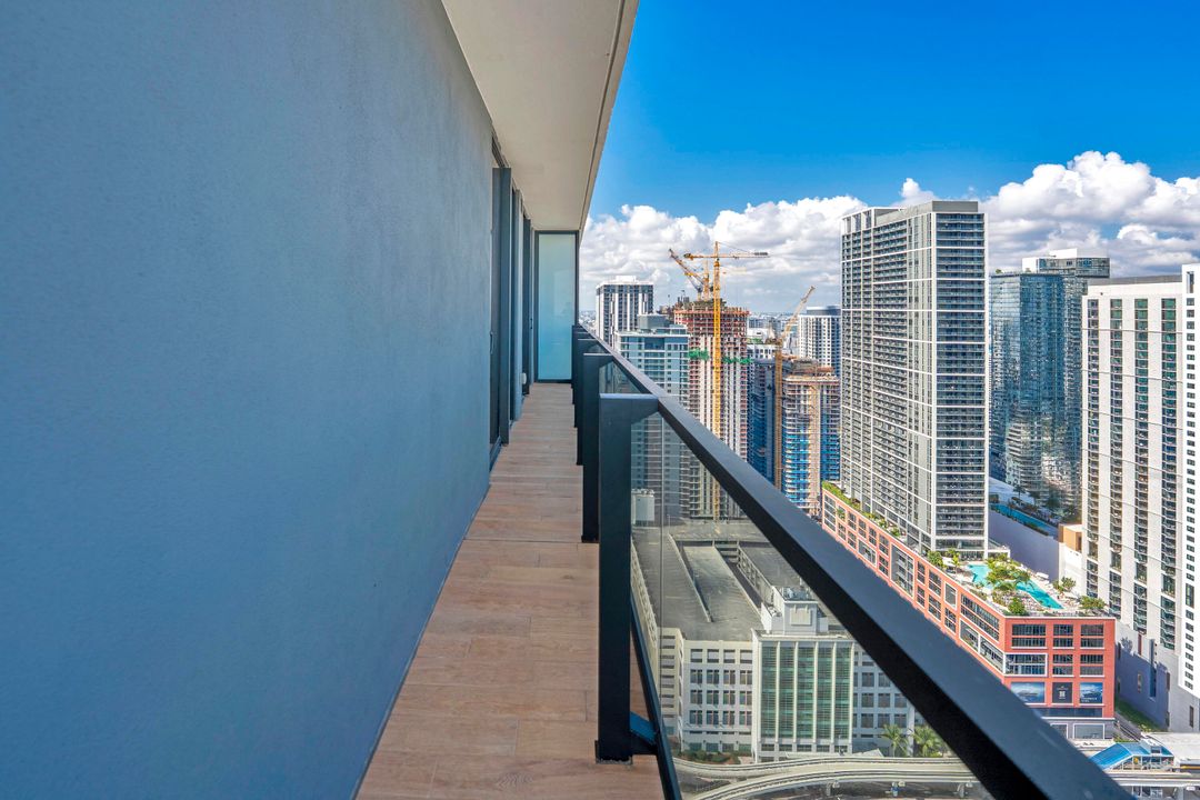 For Sale: $1,499,999 (2 beds, 2 baths, 983 Square Feet)