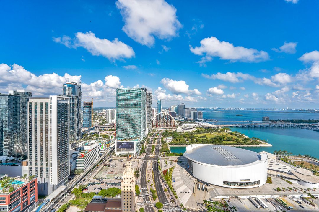 For Sale: $1,499,999 (2 beds, 2 baths, 983 Square Feet)