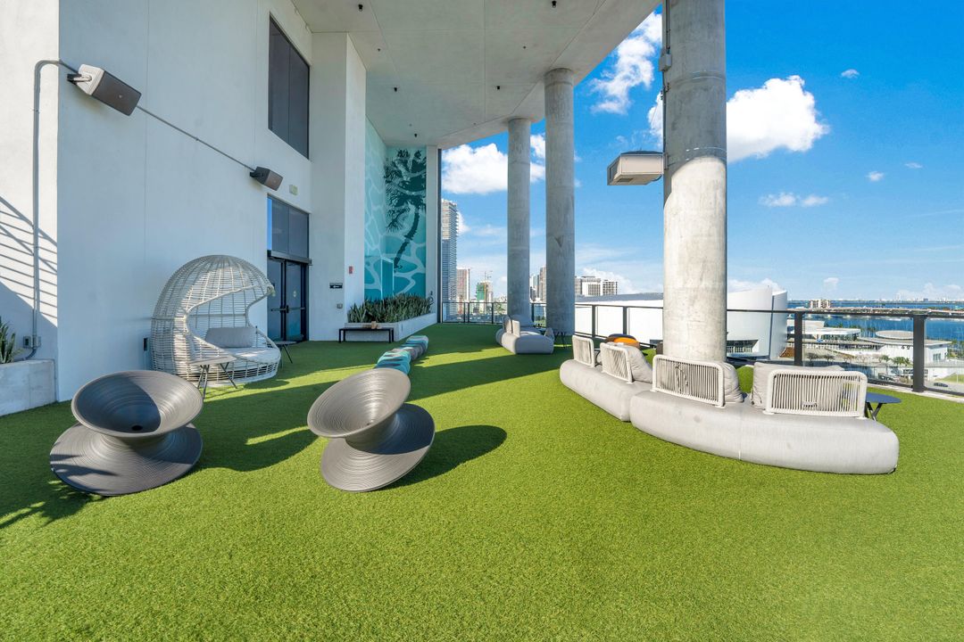 For Sale: $1,499,999 (2 beds, 2 baths, 983 Square Feet)