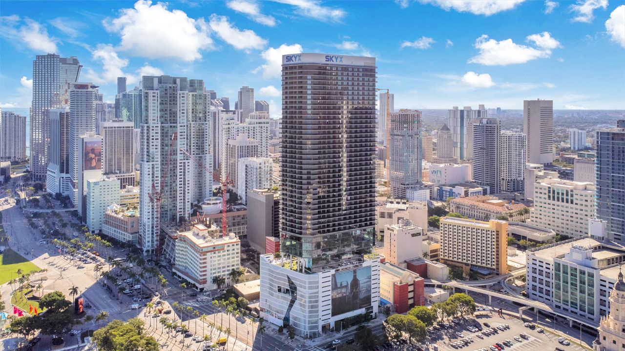 For Sale: $1,499,999 (2 beds, 2 baths, 983 Square Feet)