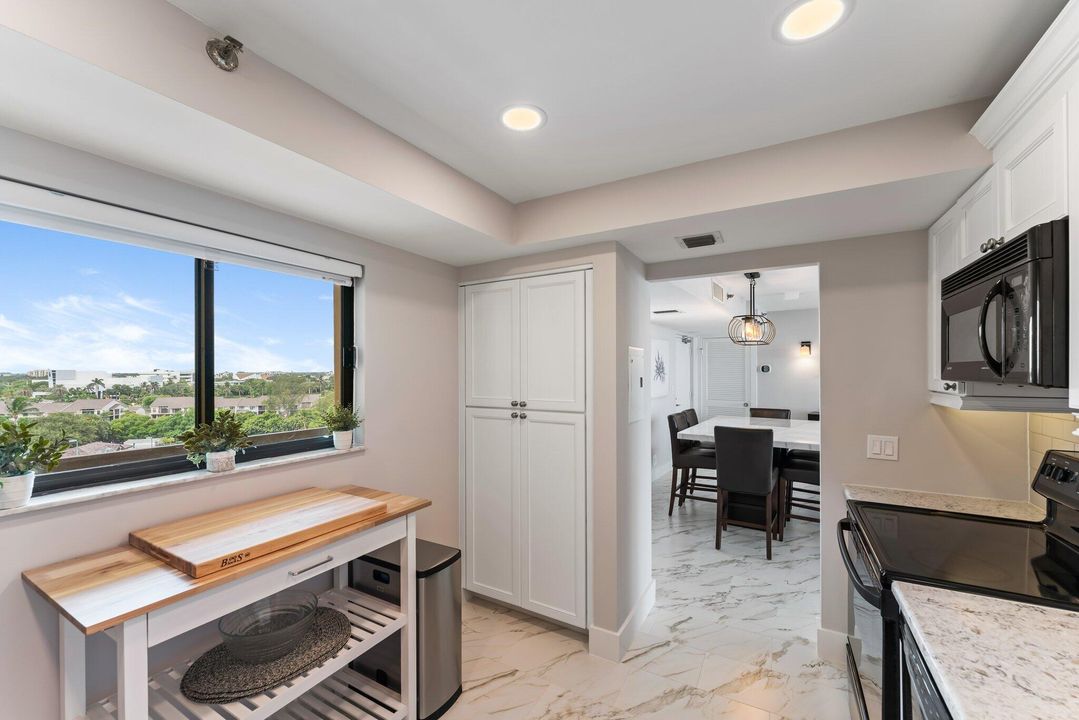 出租: $9,500 (2 贝兹, 2 浴室, 1170 平方英尺)