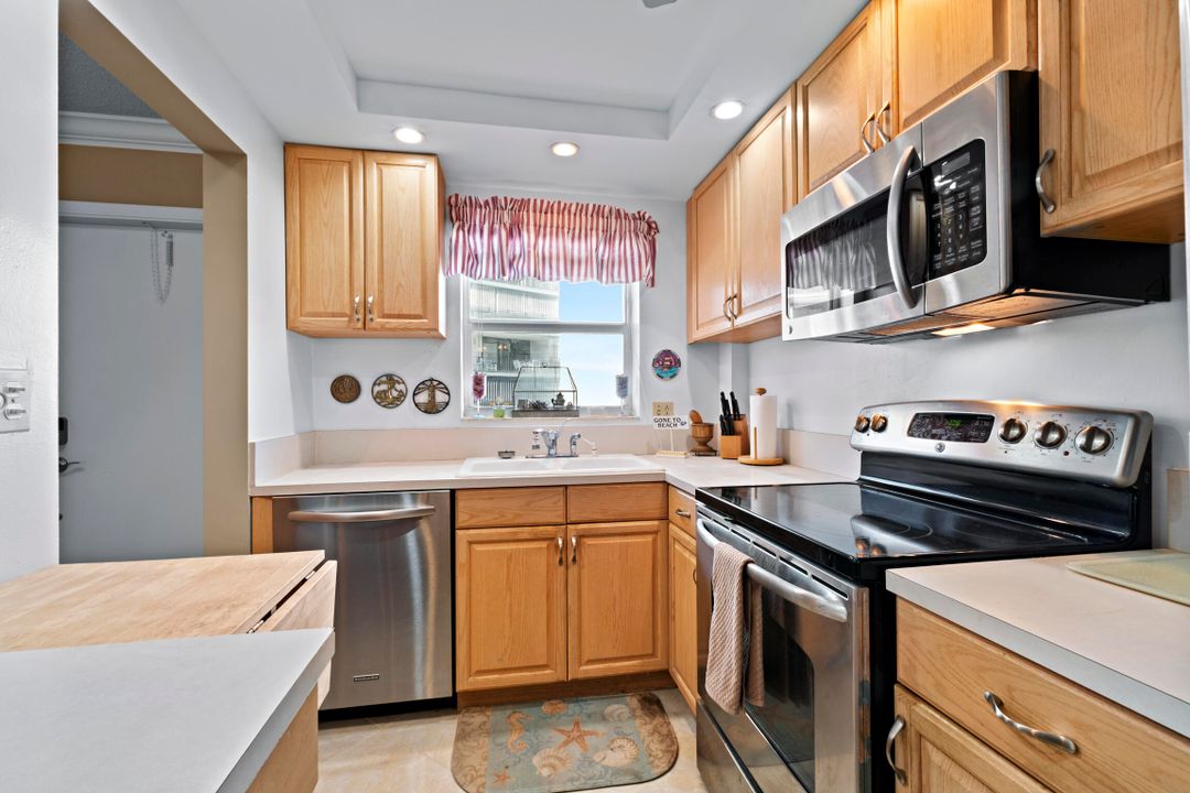 Под контрактом: $475,000 (2 спален, 2 ванн, 1050 Квадратных фут)