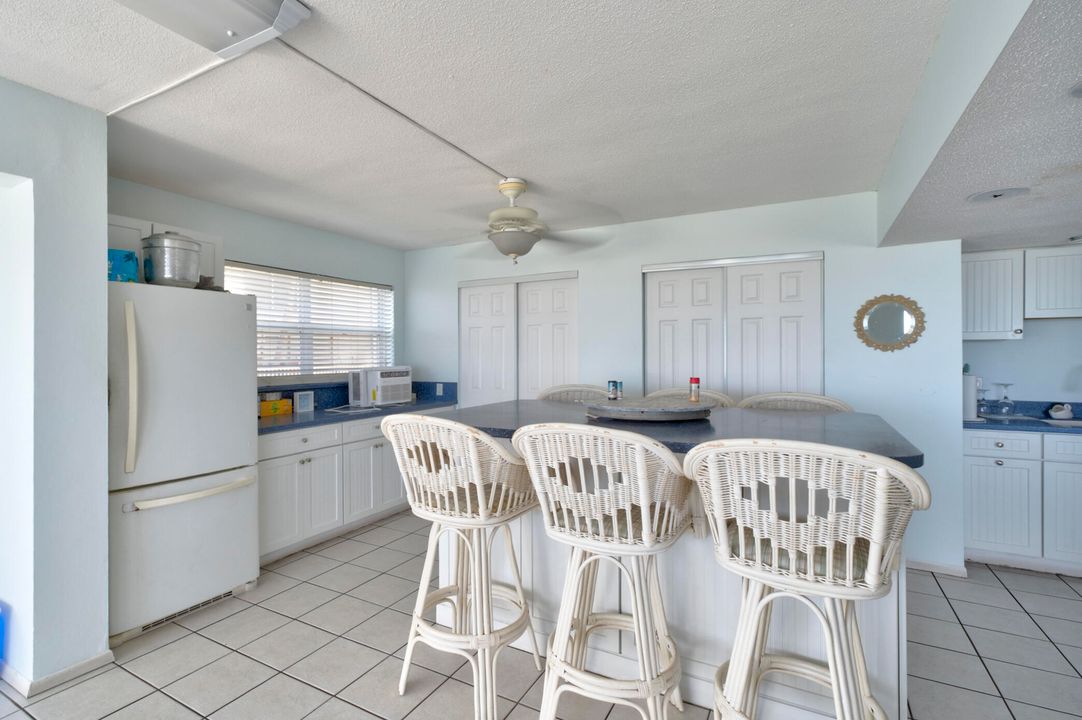 Под контрактом: $475,000 (2 спален, 2 ванн, 1050 Квадратных фут)