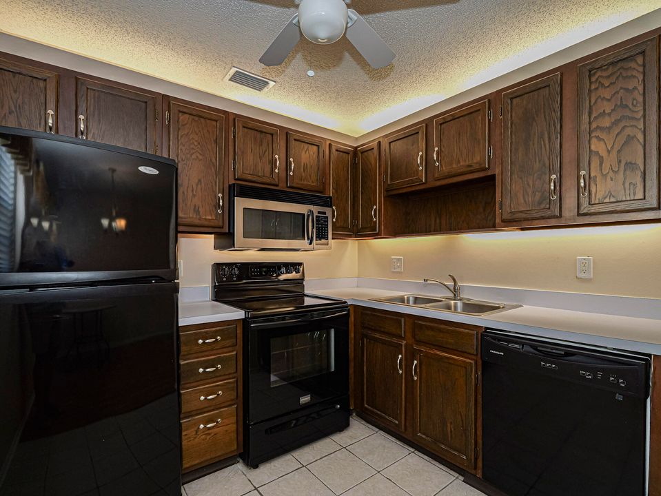 For Rent: $1,500 (2 beds, 2 baths, 1000 Square Feet)