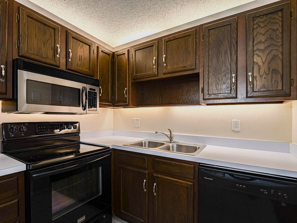 For Rent: $1,500 (2 beds, 2 baths, 1000 Square Feet)