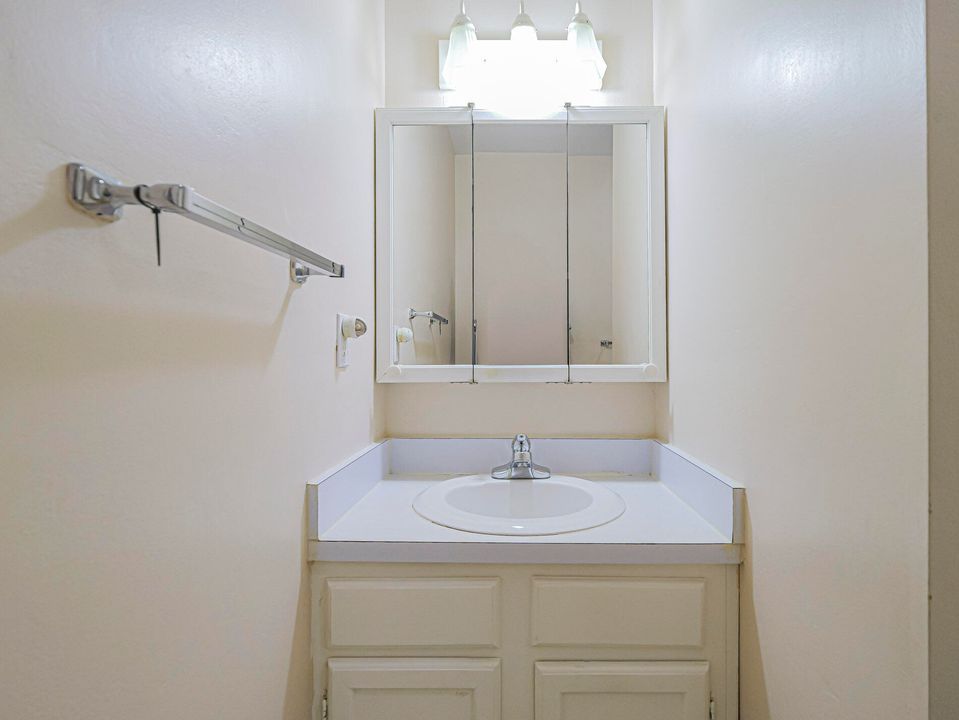 For Rent: $1,500 (2 beds, 2 baths, 1000 Square Feet)