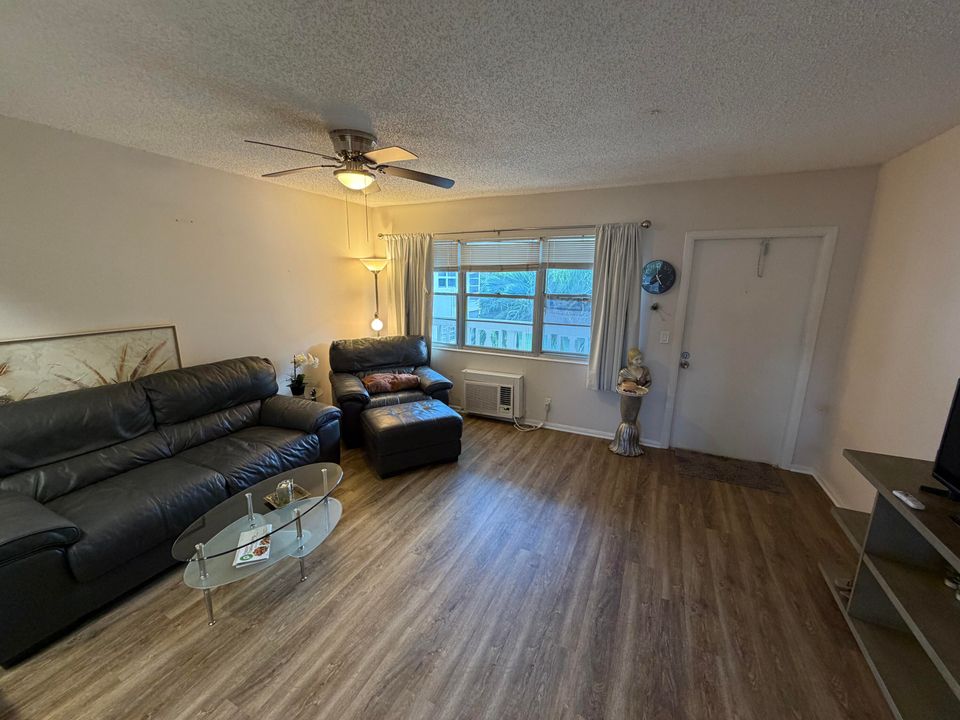 На продажу: $95,000 (1 спален, 1 ванн, 585 Квадратных фут)