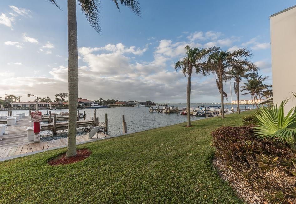 For Sale: $175,000 (1 beds, 1 baths, 752 Square Feet)