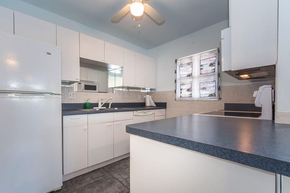 For Sale: $175,000 (1 beds, 1 baths, 752 Square Feet)