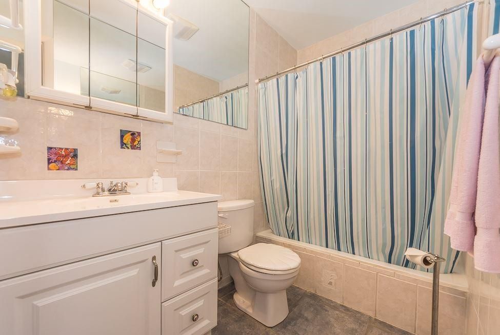 For Sale: $175,000 (1 beds, 1 baths, 752 Square Feet)