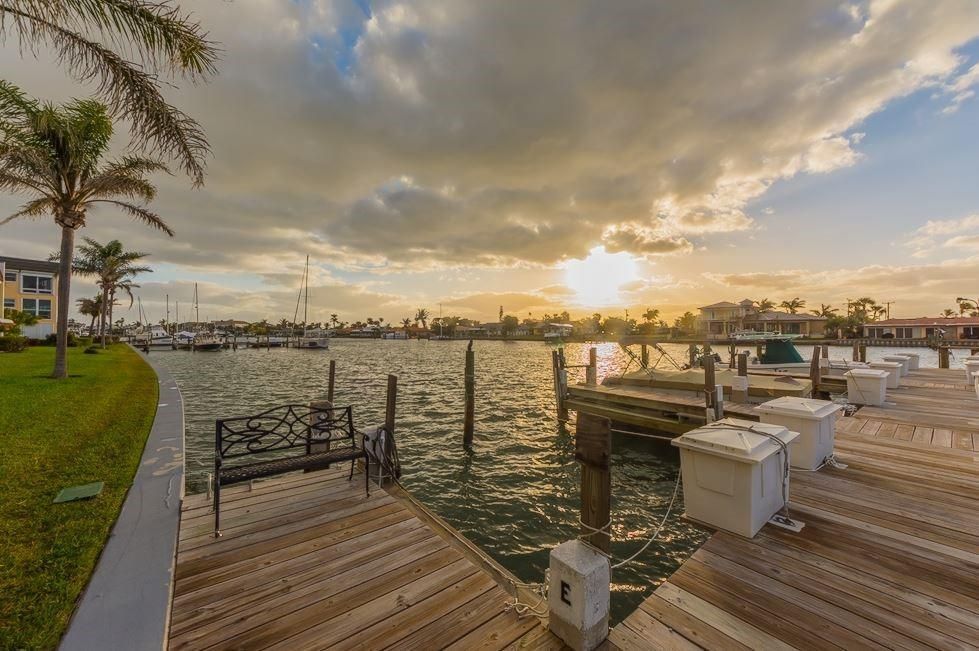 For Sale: $175,000 (1 beds, 1 baths, 752 Square Feet)