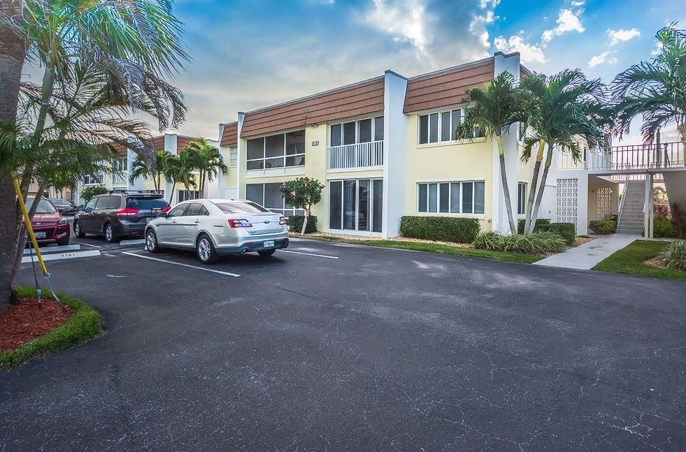 For Sale: $175,000 (1 beds, 1 baths, 752 Square Feet)