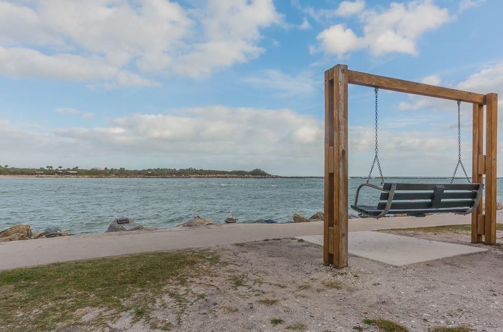 For Sale: $175,000 (1 beds, 1 baths, 752 Square Feet)