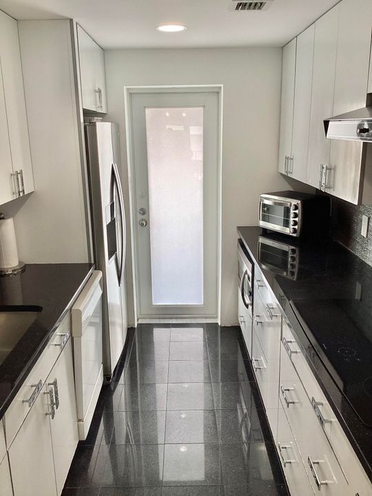 出租: $3,700 (2 贝兹, 2 浴室, 988 平方英尺)