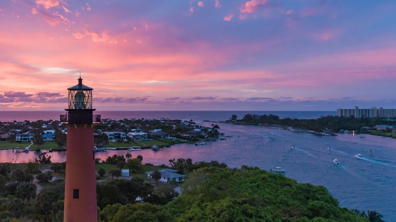 For Sale: $1,200,000 (3 beds, 3 baths, 1611 Square Feet)