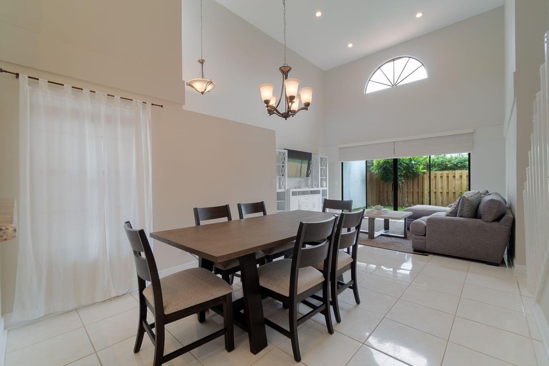 出租: $6,000 (3 贝兹, 2 浴室, 2026 平方英尺)