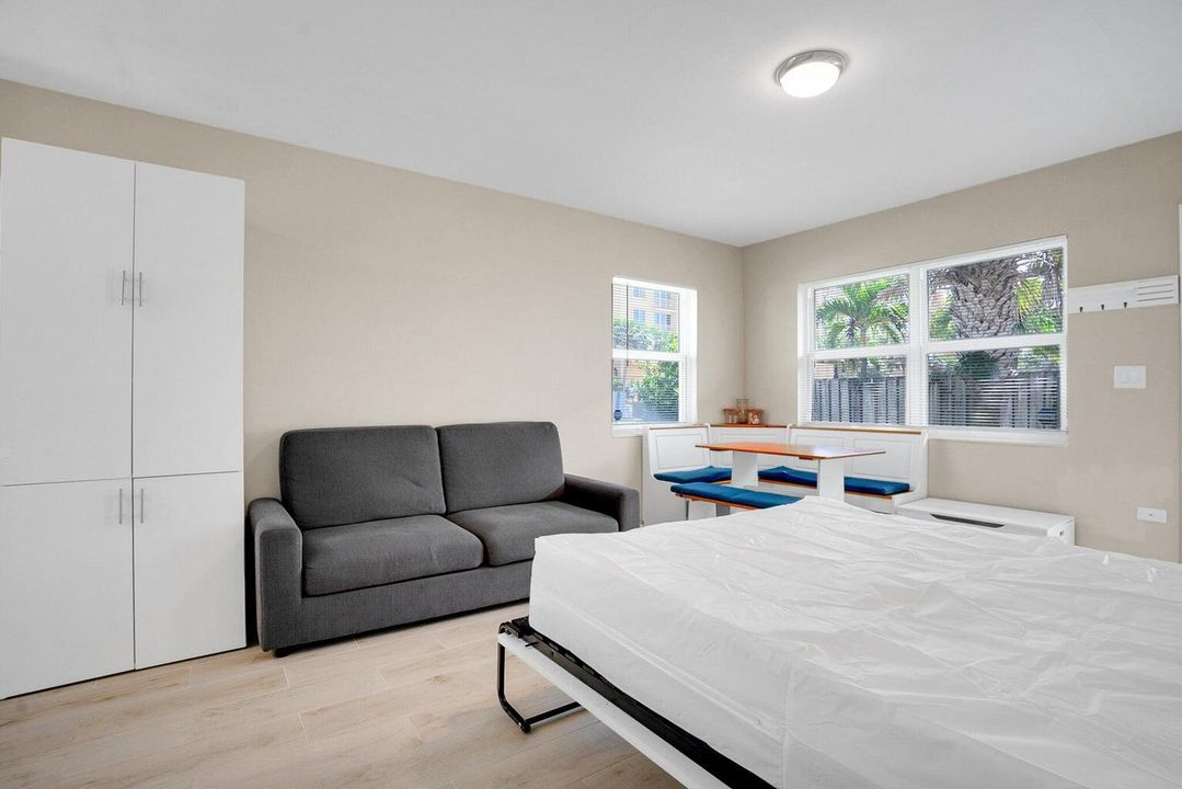 For Sale: $234,990 (1 beds, 1 baths, 352 Square Feet)