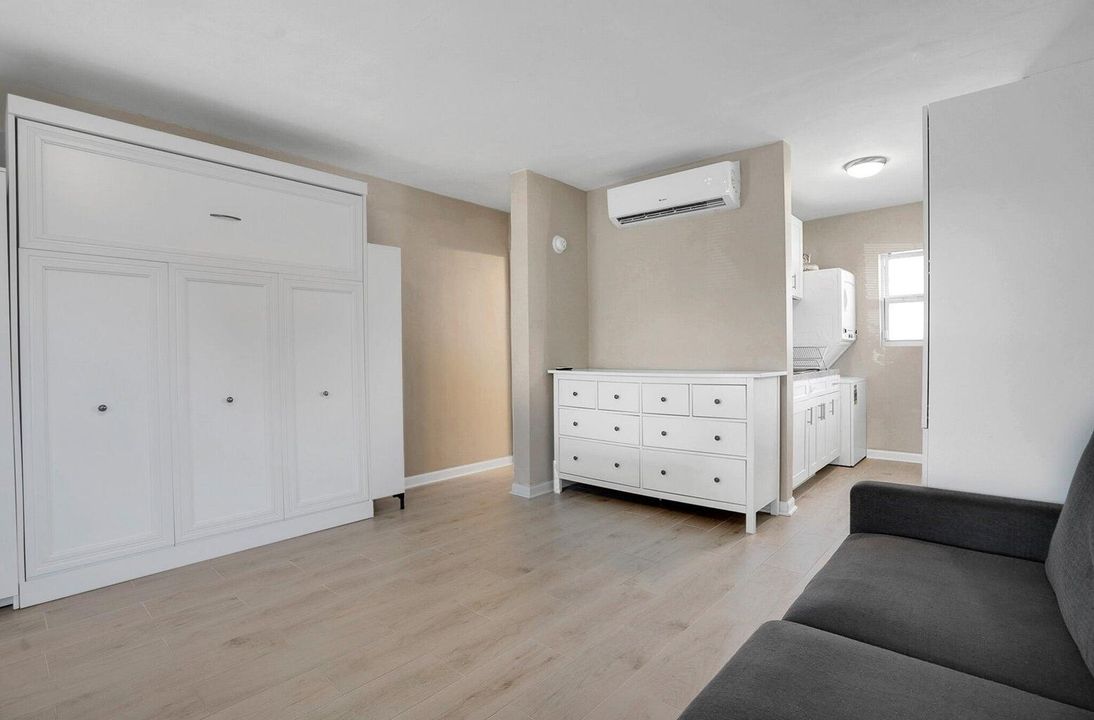 For Sale: $234,990 (1 beds, 1 baths, 352 Square Feet)