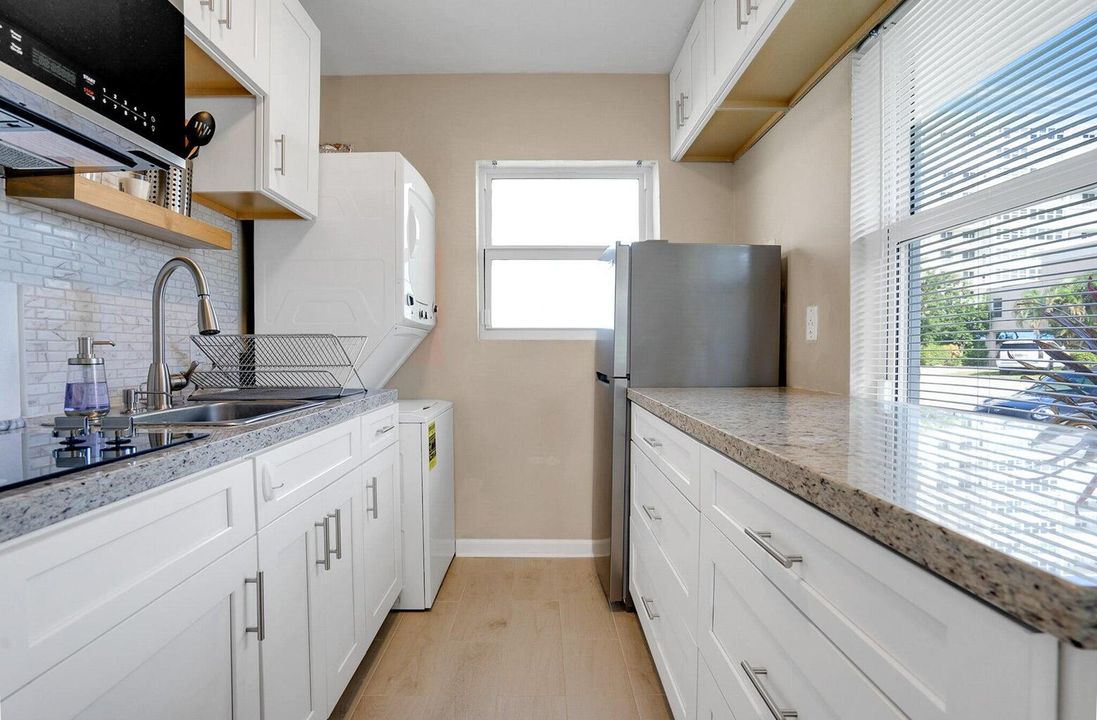 For Sale: $234,990 (1 beds, 1 baths, 352 Square Feet)