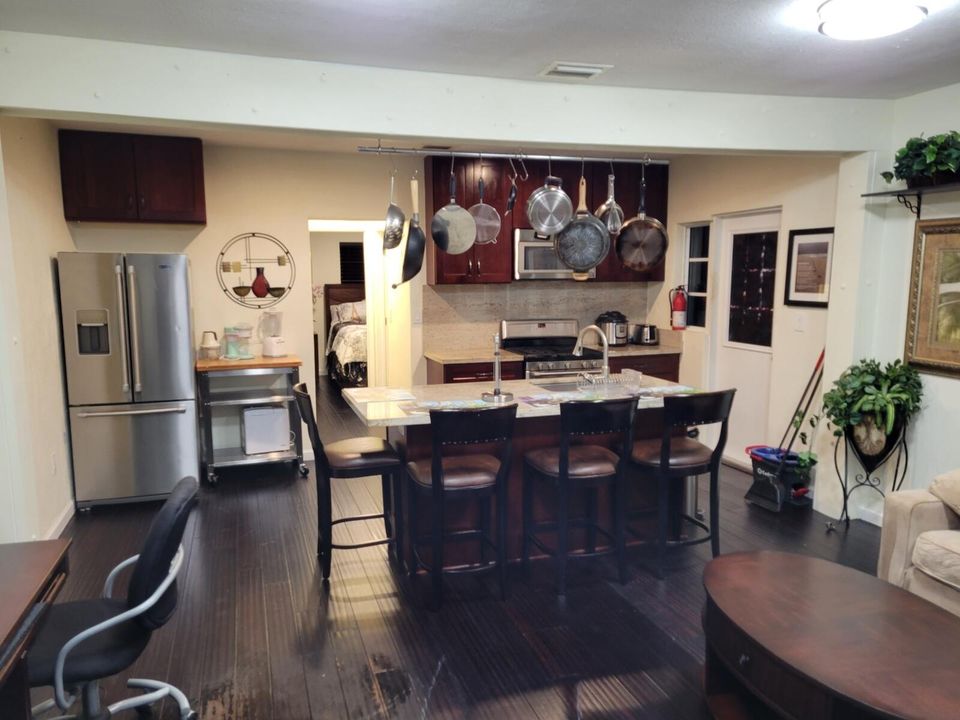 Activo con contrato: $1,600 (1 camas, 1 baños, 750 Pies cuadrados)