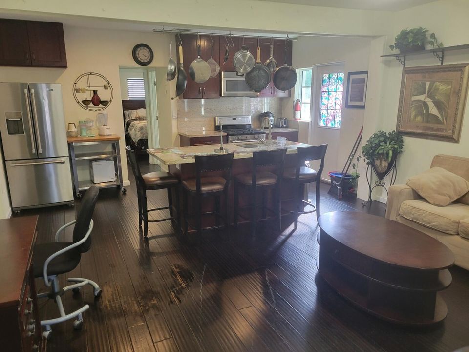 Activo con contrato: $1,600 (1 camas, 1 baños, 750 Pies cuadrados)