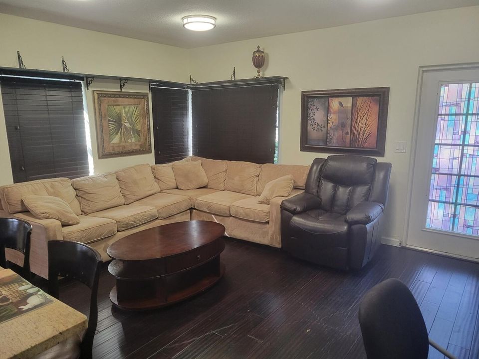 Activo con contrato: $1,600 (1 camas, 1 baños, 750 Pies cuadrados)