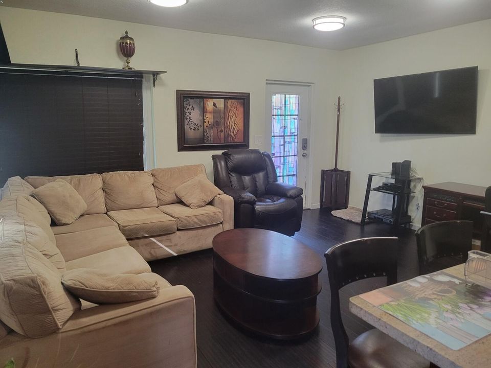 Activo con contrato: $1,600 (1 camas, 1 baños, 750 Pies cuadrados)