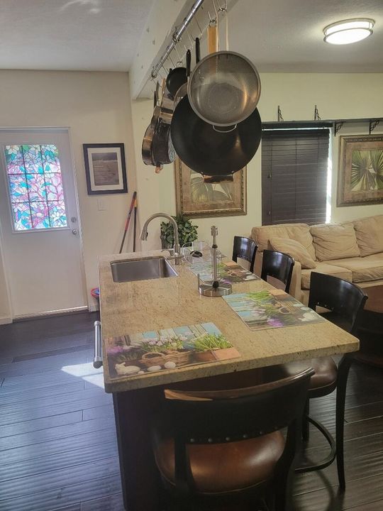 Activo con contrato: $1,600 (1 camas, 1 baños, 750 Pies cuadrados)