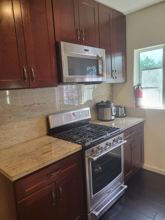 Activo con contrato: $1,600 (1 camas, 1 baños, 750 Pies cuadrados)