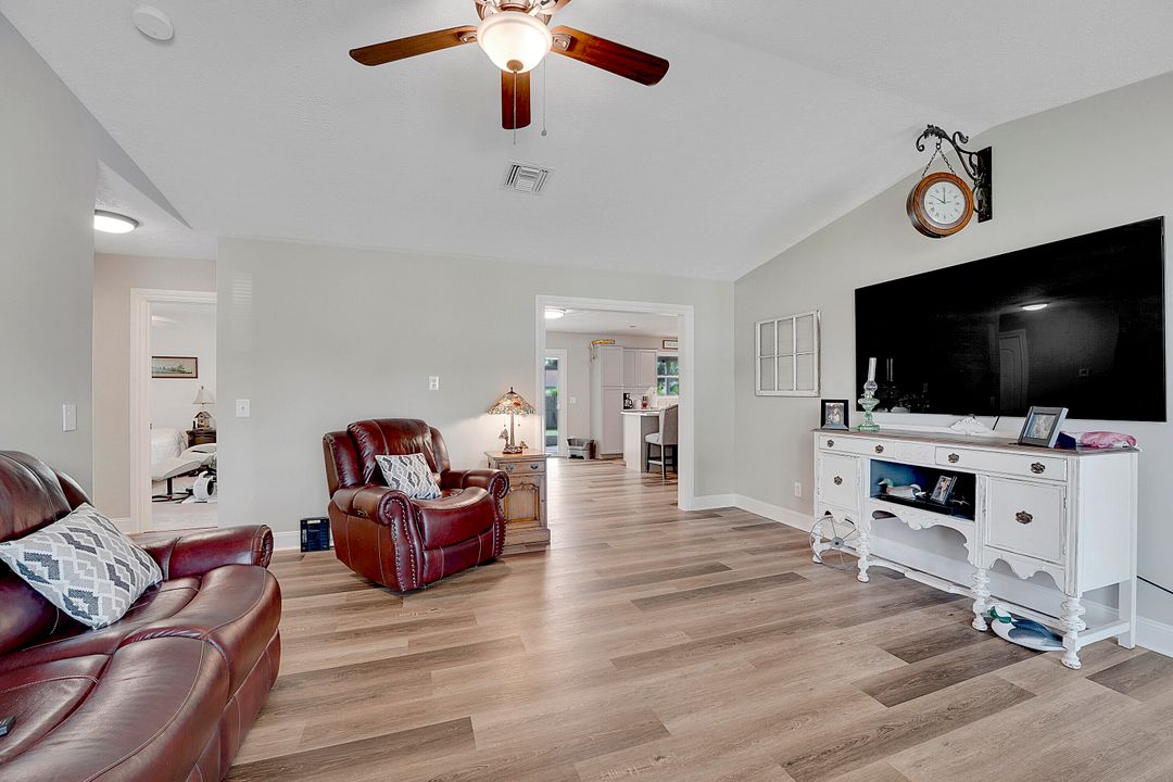 Под контрактом: $375,000 (2 спален, 2 ванн, 1067 Квадратных фут)